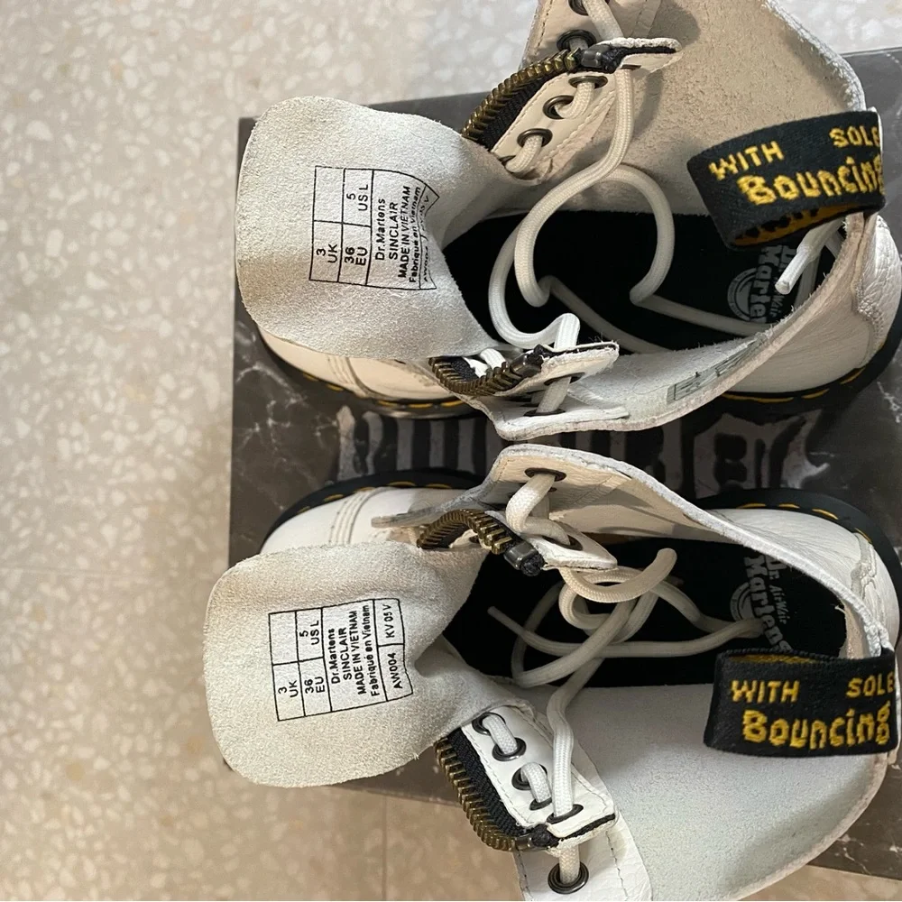 DR MARTEN’S SINCLAIR BOOT - WHITE - US 5 - Picture 5 of 6